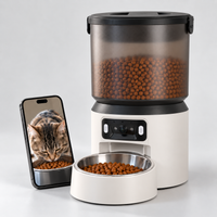 Distributeur de croquettes pour chat avec caméra Mewzy One blanc et smartphone affichant le live